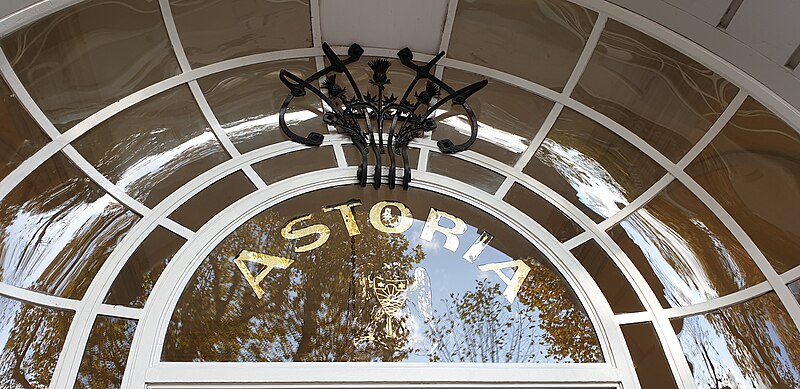 File:Astoria Palace, Vichy - haut de porte.jpg