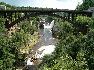 Ausable Chasm Bridge mit Rainbow Falls im Hintergrund