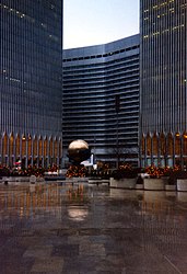 Het Marriott World Trade Center vanaf Austin J. Tobin Plaza, 1995