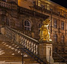 Lion à l'entrée de l'hôtel de ville.