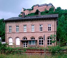 Empfangsgebäude des ehemaligen Bahnhofs, Gleisseite, im Hintergrund die gleichnamige Burg