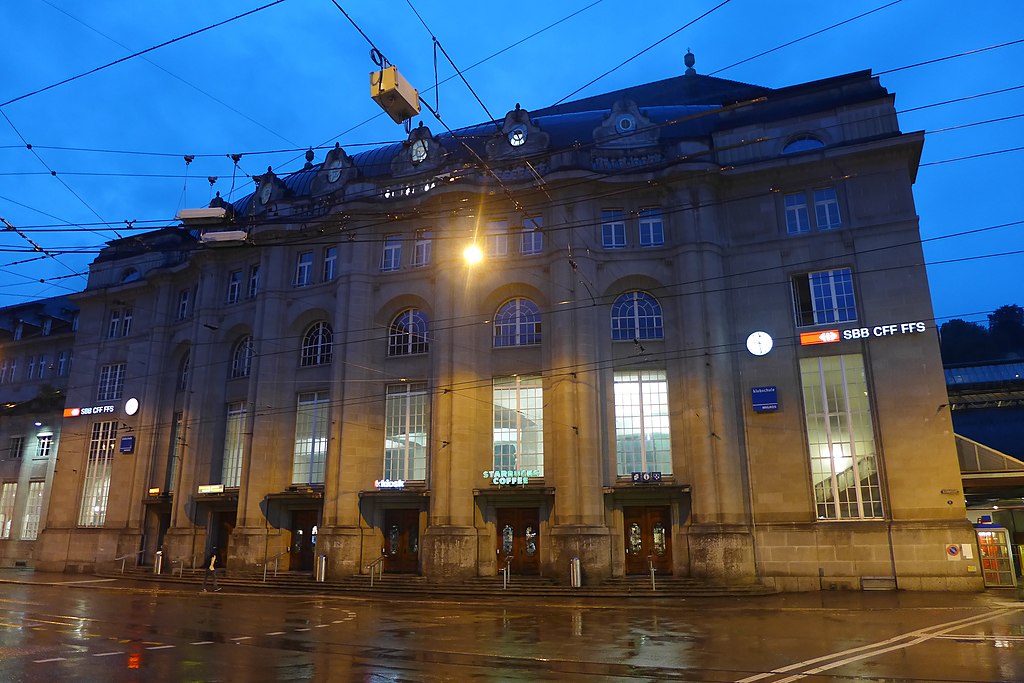 Bahnhof St. Gallen bei Nacht, Juli 2014 (2).JPG