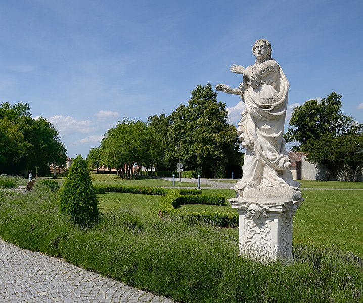 File:Benediktinerstift Altenburg-Statue am Vorplatz-DSC 2940tdd.jpg