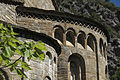 Ábside de Santa María de Obarra, arquitectura románica aragonesa (líneas perpendiculares en aspa y líneas curvas -semicírculos, llamados arquillos lombardos o banda lombarda-).