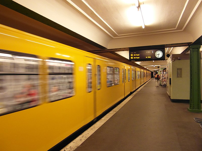 File:Berlin - U-Bahnhof Französische Straße - Linie U6 (6900098358).jpg