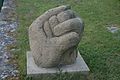 Sandsteinskulptur "Hand in Hand" im Innenhof des Amtsgerichts Besigheim