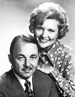 John Hillerman och Betty White (1977).