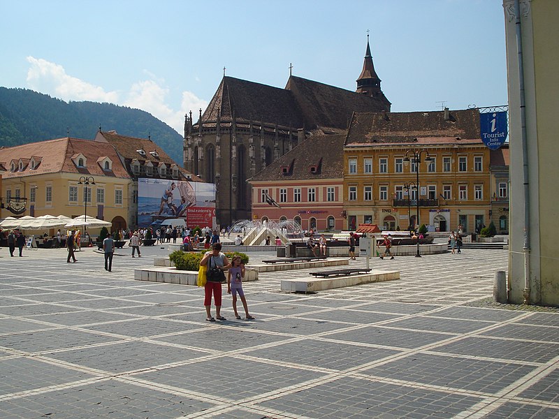 File:Biserica Neagra si Piata Sfatului - centrul vechi.jpg