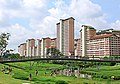 Volkshuisvesting in Bishan, Singapore.  De openbare residentiële ontwikkelingen in Singapore variëren van studio-appartementen tot executive condominiums en dragen bij aan een eigenwoningbezit van 90%, een van de hoogste ter wereld.