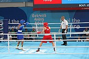 Deutsch: Boxen bei den Olympischen Jugendspielen 2018 Tag 12, 18. Oktober 2018 - Finale Leichtgewicht Mädchen – Junioren-Weltmeisterin und dreifache Juniorinnen-Europameisterin Caroline Sara DuBois (Großbritannien, blau) schlägt Juniorinnen-Asienmeisterin Porntip Buapa (Thailand, rot). English: Boxing at the 2018 Summer Youth Olympics on 18 October 2018 – Girls' lightweight Gold Medal Bout – Caroline Sara DuBois (Grat Britain, blue) wins over Porntip Buapa (Thailand, red). Español: Boxeo en los Juegos Olímpicos Juveniles de Verano de 2018 en 18 de octubre de 2018 - Combate de medalla de oro de peso ligero para niñas - Caroline Sara DuBois (Gran Bretaña, azul ) gana sobre Porntip Buapa (Tailandia, rojo).