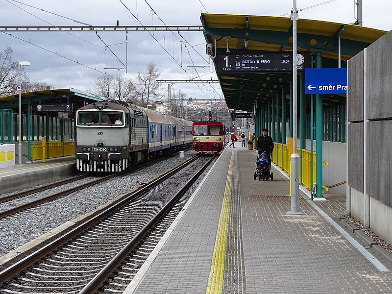 File:Bubeneč, zastávka Praha-Podbaba, pracovní vlak a motorák do Roztok.jpg