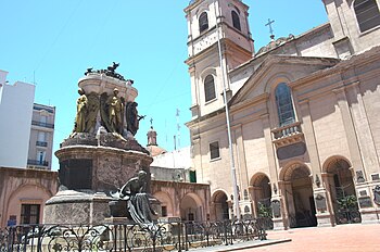 El mausoleo de Manuel Belgrano junto al convento