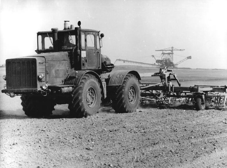 File:Bundesarchiv Bild 183-1986-1110-304, Lohsa, Tagebau, Rekultivierung.jpg