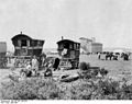 Orginaltitel: "Einer Zigeunergruppe gelang es trotz offiziellen Verbots mit ihren Wohnwagen auf dem Rennplatz in Epsom zu campieren. Im Hintergrund ist die Renntribüne zu sehen." April 1929 Foto von der Wide World Photo