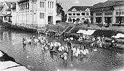 COLLECTIE TROPENMUSEUM Wasbazen en wasvrouwen aan het werk in het Ciliwong kanaal (kali) bij Pasar Baru langs de Postweg TMnr 60001164.jpg
