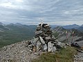 English: Cairn on Murter (Surses/Ferrera, Grison, Switzerland) Deutsch: Steinmann auf dem Murter (Surses/Ferrera, Graubünden, Schweiz) Rumantsch: Om crap segl Murter (Surses/Ferrera, Grischun, Svizra) Italiano: Cairn (ometto di pietra) sul Murter (Surses/Ferrera, Grigioni, Svizzera)