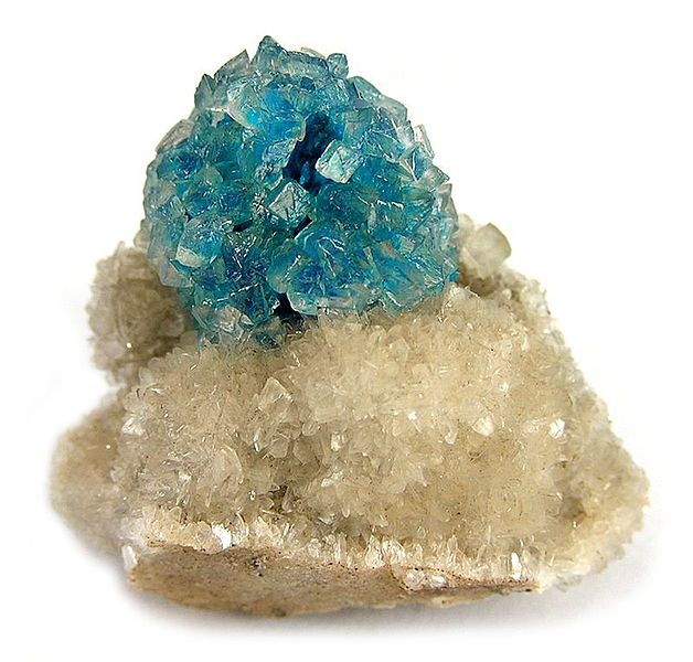 File:Calcite-Cavansite-Stilbite-Ca-indi-61a.jpg