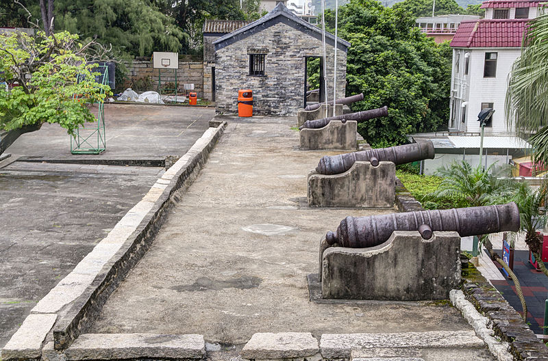 File:Canons at Tung Chung Fort 03.jpg