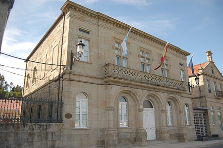 Casa consistorial de Ponte Caldelas.jpg