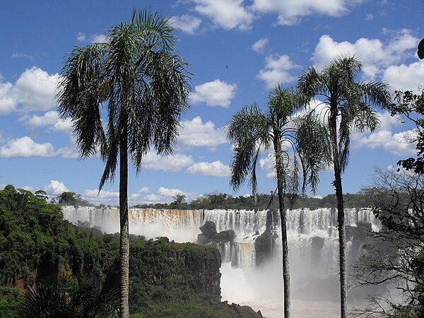 View of the Iguazú falls from the viewpoint that is in the lower circuit.