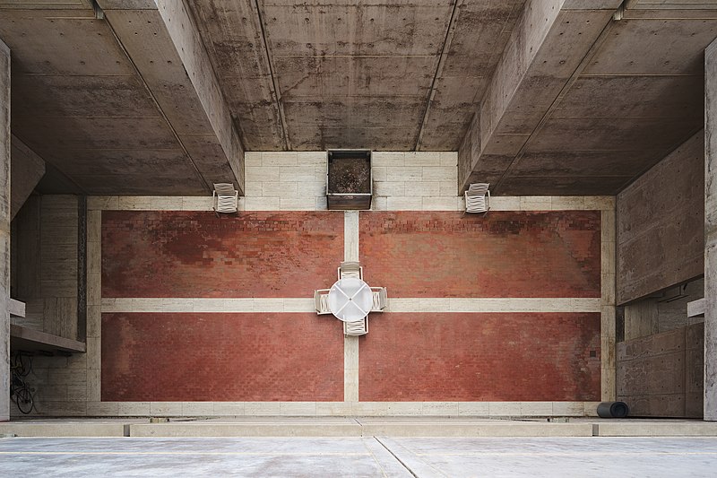 File:Chairs and table at Salk Institute dllu.jpg