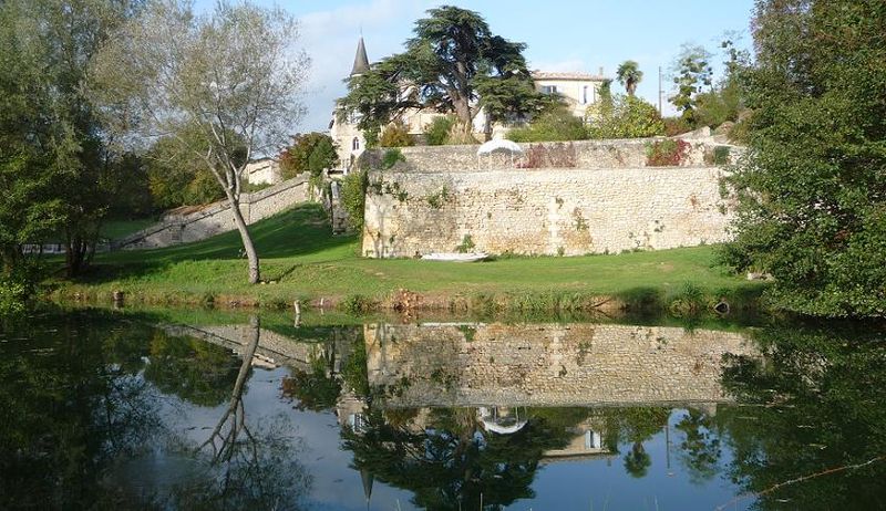 File:Chateau-lagorce.jpg