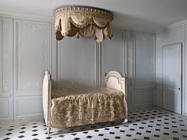 Lit à la polonaise (1785) et son baldaquin relevé dans la salle de bains de Marie-Antoinette, au rez-de-chaussée du Petit appartement de la reine, au château de Versailles. (définition réelle 3 000 × 2 250)