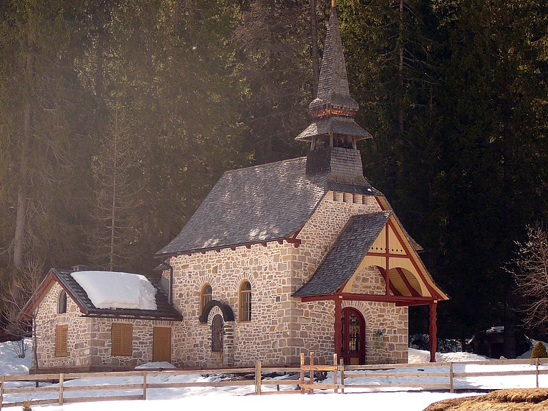 File:Chiesetta al lago.JPG