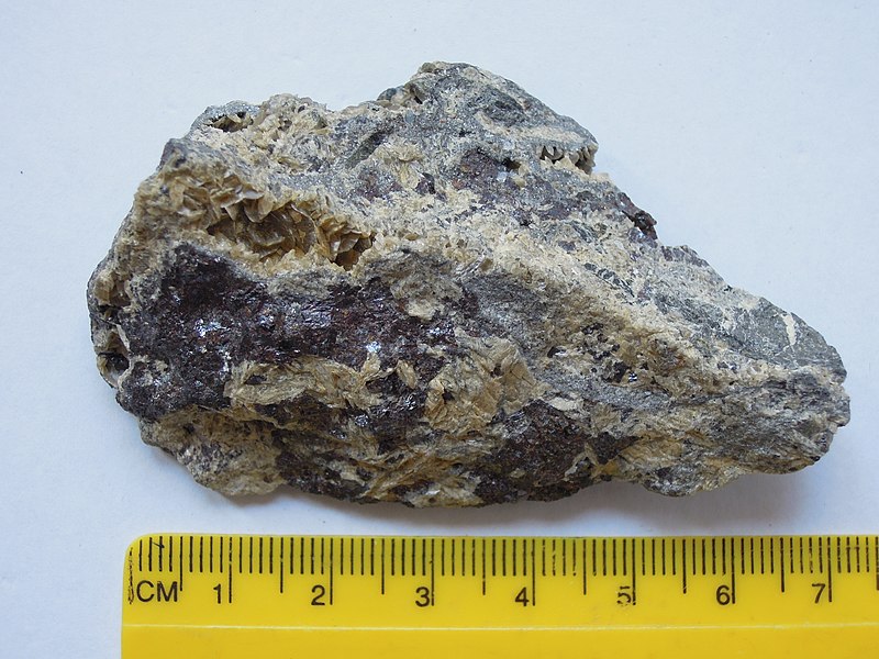 File:Chloantite NiAs2 (As-deficient Ni-skutterudite) (13401301964).jpg