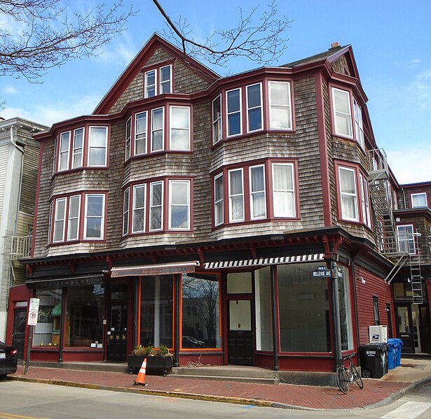 File:Clarendon House, 140-144 Bellevue Avenue, Newport.jpg