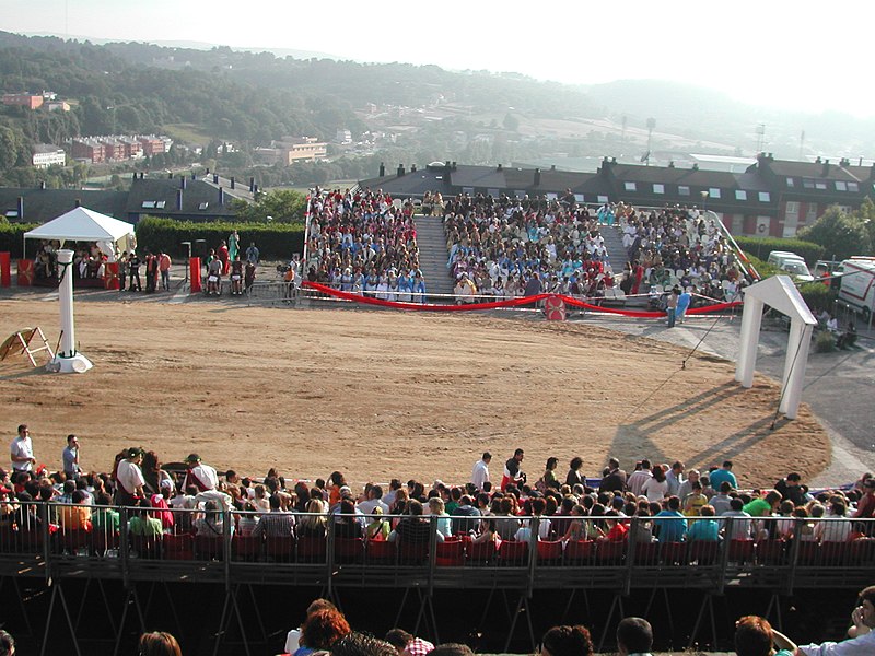 File:Coliseo Arde Lucus 2006.jpg