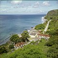 Collectie Nationaal Museum van Wereldculturen TM-20030088 Gezicht op resten van pakhuizen, gezien vanaf Fort Oranje Sint Eustatius Boy Lawson (Fotograaf).jpg