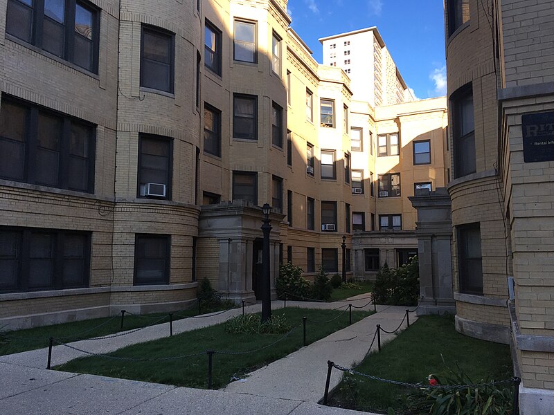 File:Courtyard apartment (37921614756).jpg