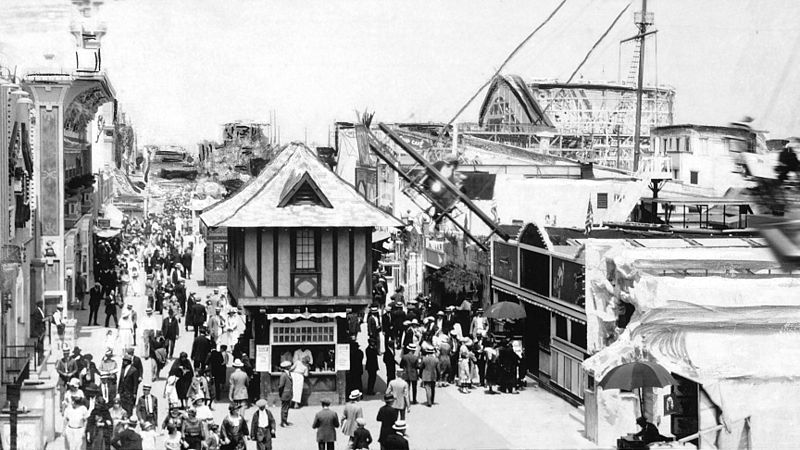 File:Crowds outside at the Venice Beach Amusement Park in Venice, between Seventeenth Street and Thirty-fourth Street along the ocean front, ca.1900-1920 (examiner-m3800).jpg