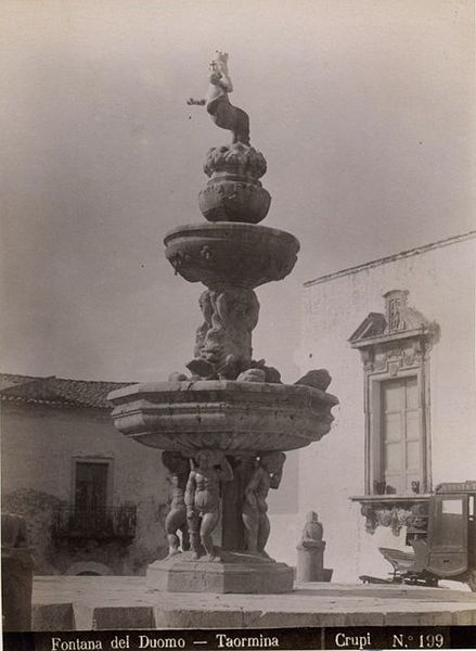 File:Crupi, Giovanni (1849-1925) - n. 199 - Fontana del Duomo - Taormina.jpg