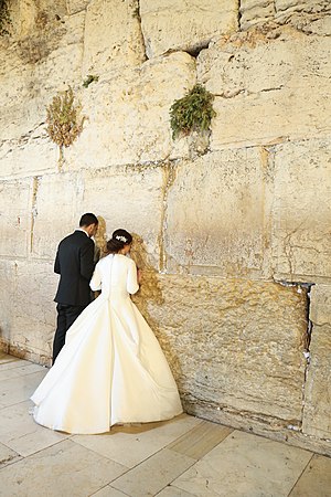 Bride and groom praying at the Western Wall before their wedding DD 6839.jpg