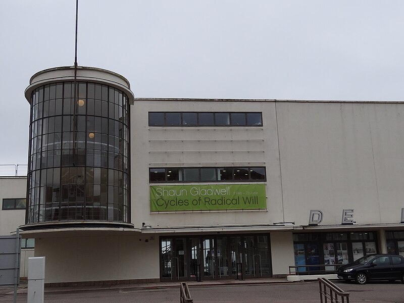 File:De La Warr Pavilion - Bexhill-on-Sea -mei 2013- (8841799365).jpg