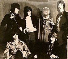 Deep Purple in 1968. Standing, left to right: Nick Simper, Ian Paice and Rod Evans. Seated: Ritchie Blackmore and Jon Lord Deep Purple (1968).jpg