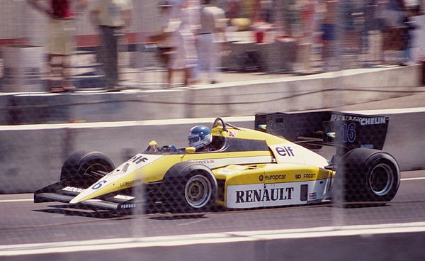 Derek Warwick driving the RE50 at the 1984 Dallas Grand Prix