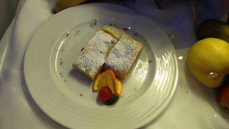 File:Dessert on display 3.jpg