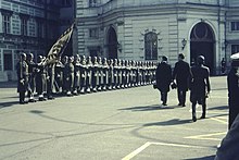 The battalion taking up their positions outside Presidential Office in March 1980. Die Ehrengarde steht Spalier.jpg