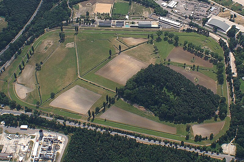 File:Dostihove zavodiste Pardubice Foto Petr Kolmann.jpg