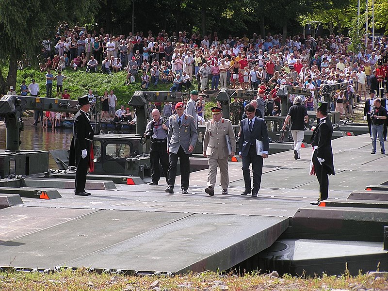 File:Drei marschieren ueber die bruecke.jpg