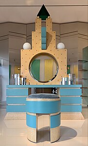 Dressing table and stool "Plaza", by Michael Graves, 1981, painted wood, natural rosehips, mirrors and bulbs, Inv. FNAC 2633.A, Musee des Arts Decoratifs, Paris (01).jpg