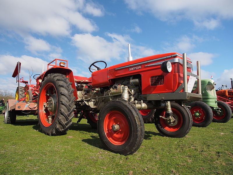 File:Eersteling Ambachten dag 2013, Zetor traktor pic4.JPG