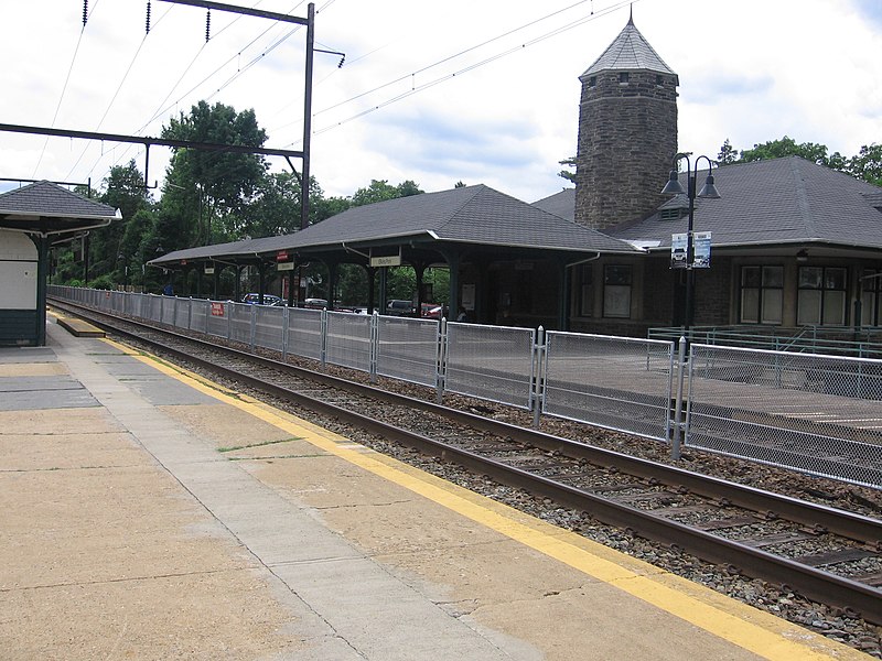 File:Elkins Park Station Platforms.JPG