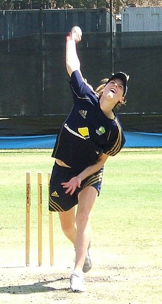 File:Ellyse Perry bowling.jpg