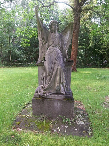 File:Engelstatue Friedhof In den Kisseln Spandau1.jpg