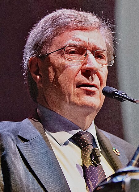 Tập_tin:Enrico_Giovannini_2019_(cropped).jpg