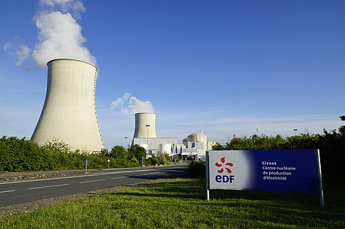 Kerncentrale Civaux van Électricité de France te Civaux in Frankrijk. Zichtbaar zijn een koeltoren en twee reactorkoepels.